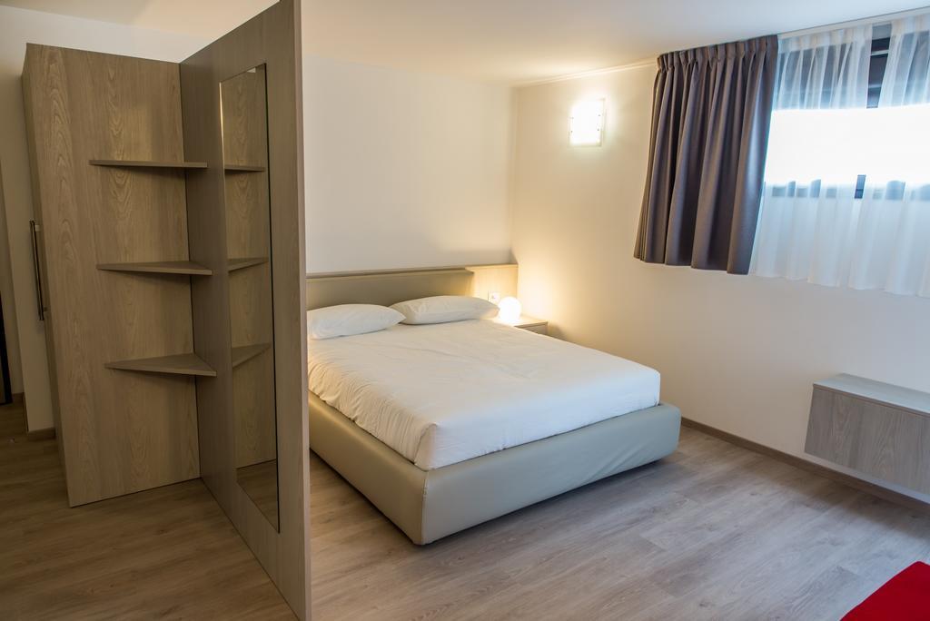 Ferienwohnung Residenza Luigina Varenna Zimmer foto